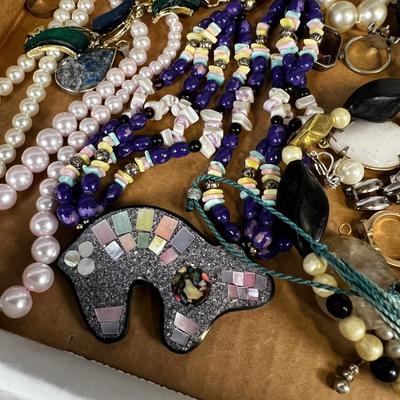 Costume Jewelry Lot: Pearls and Beaded items