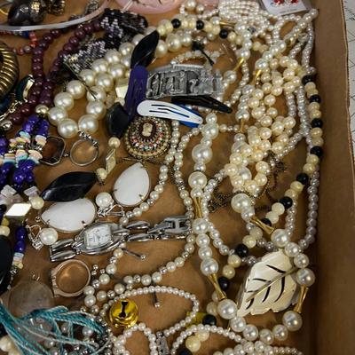 Costume Jewelry Lot: Pearls and Beaded items