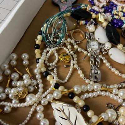 Costume Jewelry Lot: Pearls and Beaded items
