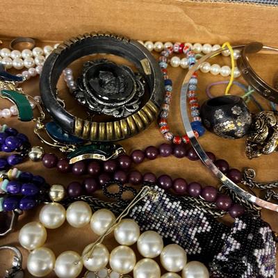 Costume Jewelry Lot: Pearls and Beaded items