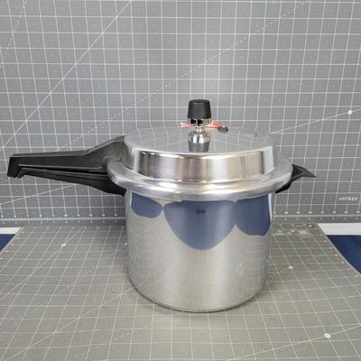VASCONIA Express Cooker 8-Quart NEW In the Box