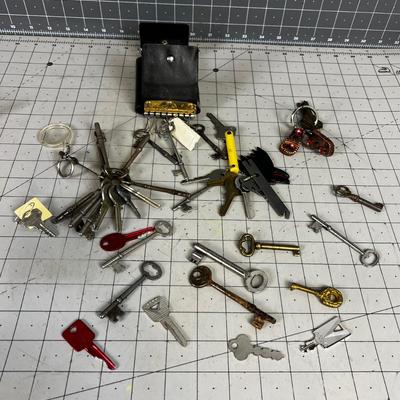 Pile of Vintage KEYS, skeleton and such! 