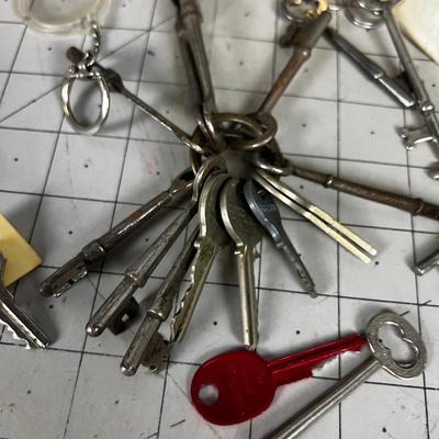 Pile of Vintage KEYS, skeleton and such! 