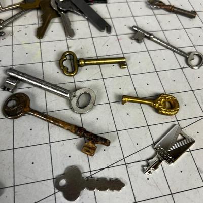 Pile of Vintage KEYS, skeleton and such! 