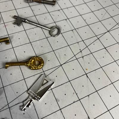 Pile of Vintage KEYS, skeleton and such! 