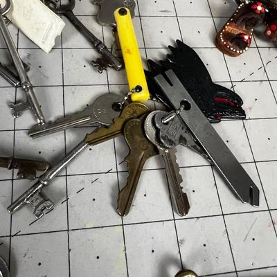 Pile of Vintage KEYS, skeleton and such! 