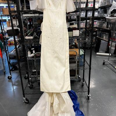 VINTAGE Off White color,  Wedding Dress, with Detachable Train