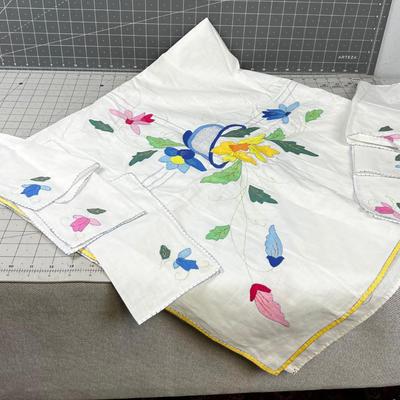 Bridge SET DARLING! 6 Napkins and Table Clothe Pastel Colors. CUTE!!!