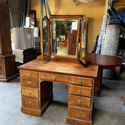 1920's Mahogany Vanity with 3 Mirrors