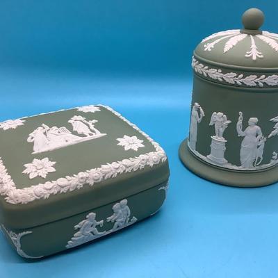 Wedgewood in green, square box and cylinder box