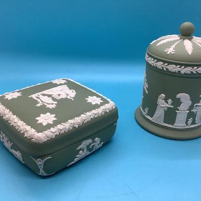 Wedgewood in green, square box and cylinder box