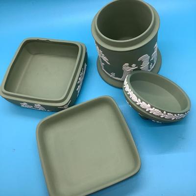 Wedgewood in green, square box and cylinder box