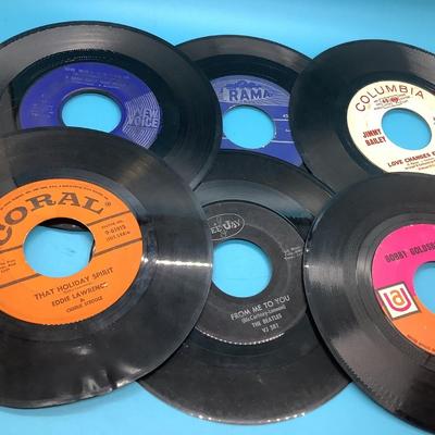 12 Vintage vinyl records 45 From Me to You The Beatles, Devil with a Blue Dress On The Crows, Jimmy Bailey, Roy Orbison, Little Stevie...