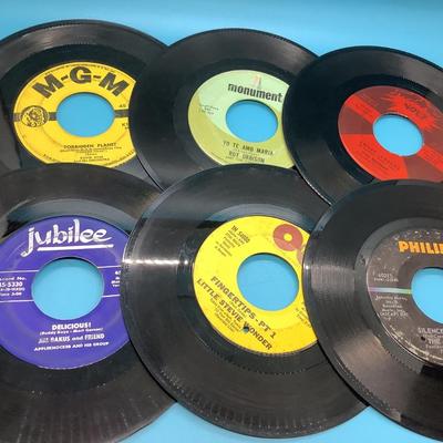 12 Vintage vinyl records 45 From Me to You The Beatles, Devil with a Blue Dress On The Crows, Jimmy Bailey, Roy Orbison, Little Stevie...