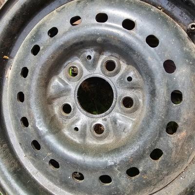 4 Wheel Rims & Miscellaneous Hub Caps  (OB3-JS)