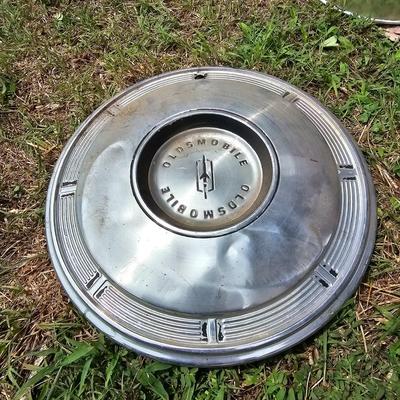 4 Wheel Rims & Miscellaneous Hub Caps  (OB3-JS)