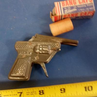 LOT 106 OLD TOY CAP GUN WITH SOME CAPS