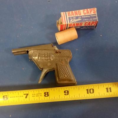 LOT 106 OLD TOY CAP GUN WITH SOME CAPS