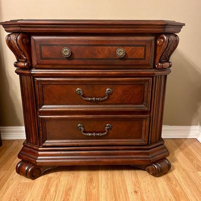 BROYHILL 3 Drawer Night Stands