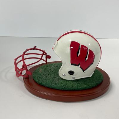 -35- SPORTS | Wisconsin Badgers Football Helmet Display