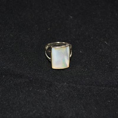 925 Sterling & Mother of Pearl Ring Size 7 2.5g