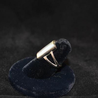 925 Sterling & Mother of Pearl Ring Size 7 2.5g