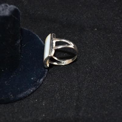 925 Sterling & Mother of Pearl Ring Size 7 2.5g