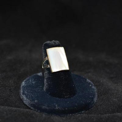 925 Sterling & Mother of Pearl Ring Size 7 2.5g