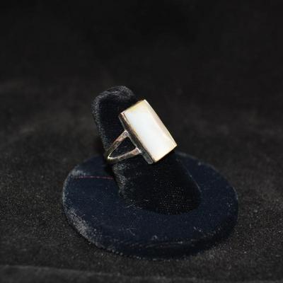 925 Sterling & Mother of Pearl Ring Size 7 2.5g