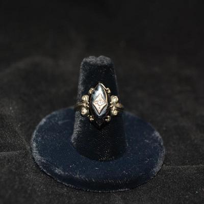 925 Sterling Ring with Onyx & Diamond Chip Size 8 3.3g