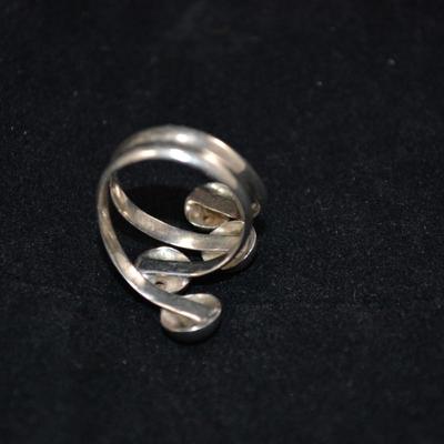 925 Sterling Wrap-Around Sphere Ring Adjustable Size 8 8.0g