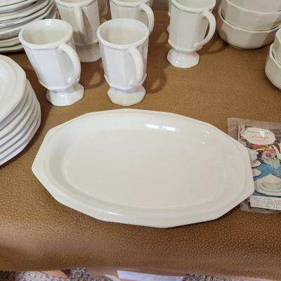 Vintage Pfaltzgraff Heritage White 40 piece Dinnerware Set service for 8