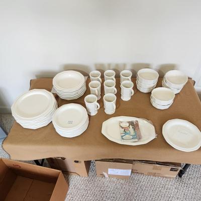 Vintage Pfaltzgraff Heritage White 40 piece Dinnerware Set service for 8