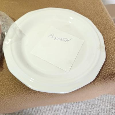 Vintage Pfaltzgraff Heritage White 40 piece Dinnerware Set service for 8