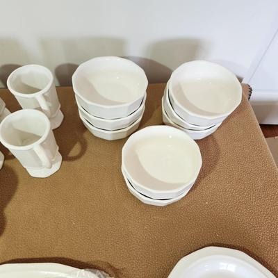 Vintage Pfaltzgraff Heritage White 40 piece Dinnerware Set service for 8