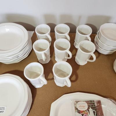 Vintage Pfaltzgraff Heritage White 40 piece Dinnerware Set service for 8