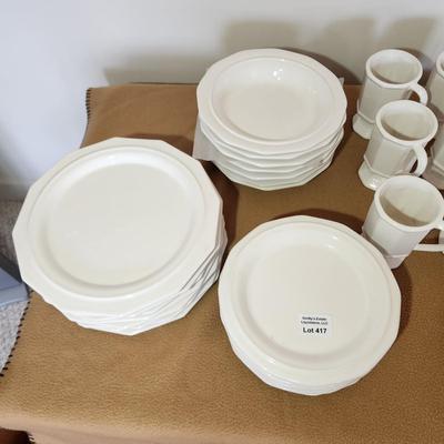 Vintage Pfaltzgraff Heritage White 40 piece Dinnerware Set service for 8