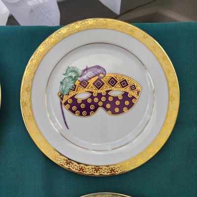 Muirfield Celebrity 9408 Mardi Gras Plates 5 Different Masks 8.5"