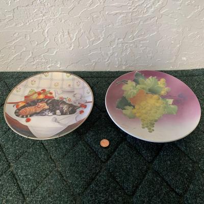 2 Decorative Plates