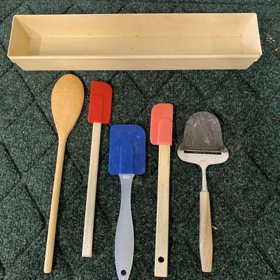 5 Wooden Kitchen Utensils with Tray