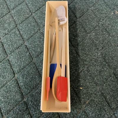 5 Wooden Kitchen Utensils with Tray