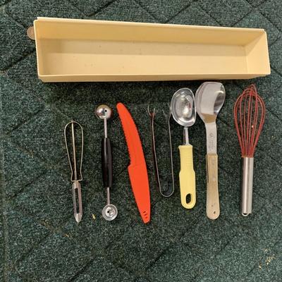 7 Metal Kitchen Utensils with Tray