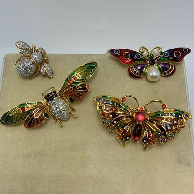 Selection of Joan Rivers Pins with Beaded Bracelets, and Necklace (B3-KW)