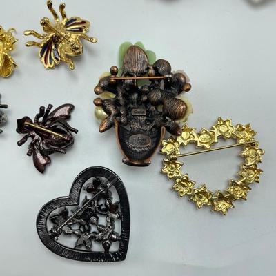 Selection of Joan Rivers Pins with Beaded Bracelets, and Necklace (B3-KW)