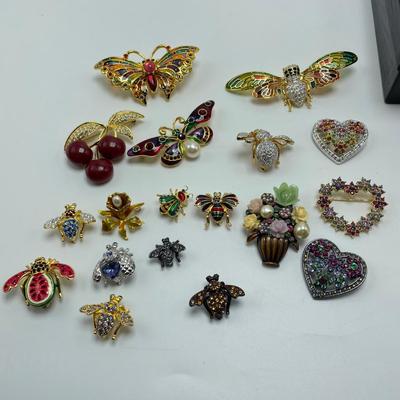 Selection of Joan Rivers Pins with Beaded Bracelets, and Necklace (B3-KW)