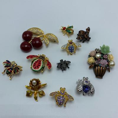 Selection of Joan Rivers Pins with Beaded Bracelets, and Necklace (B3-KW)
