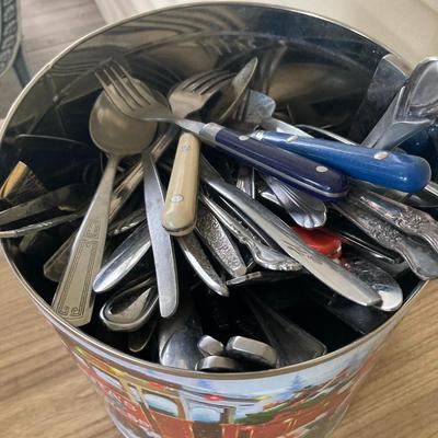 Tin of assorted untensils