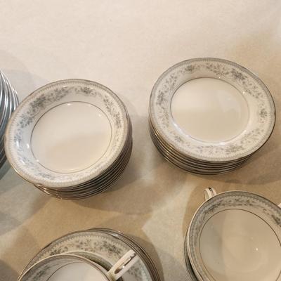 40 Pieces Noritake China Colburn 6107