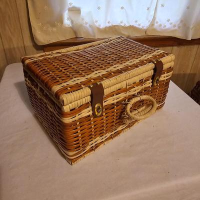 4 Picnic Baskets  (L-JS)