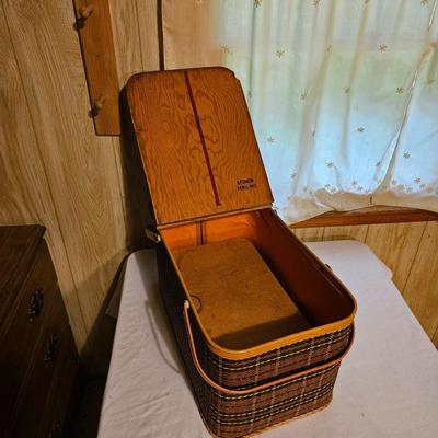 4 Picnic Baskets  (L-JS)